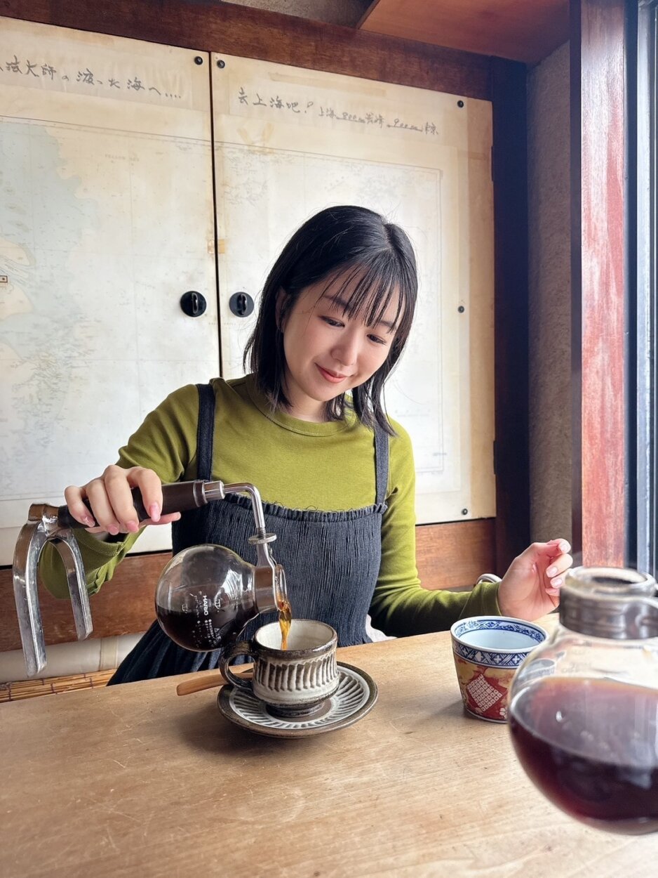 サイフォンでコーヒーを淹れる茅野さん