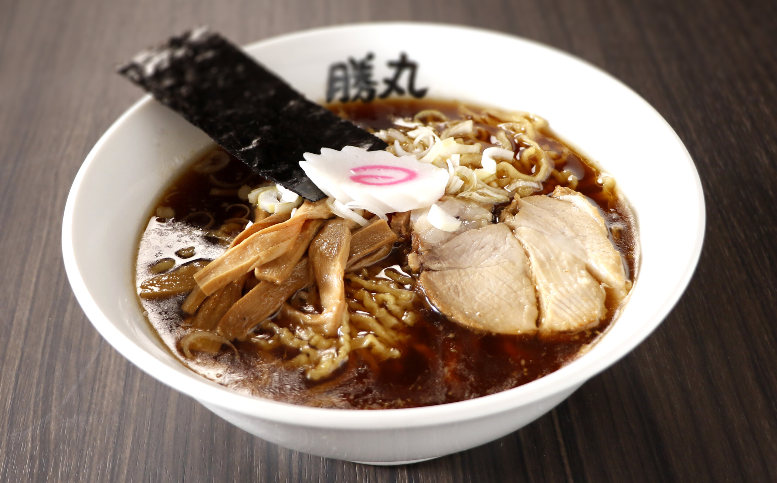 軽トラ屋台から出発した目黒「支那そば 勝丸」 画期的な煮干しラーメン