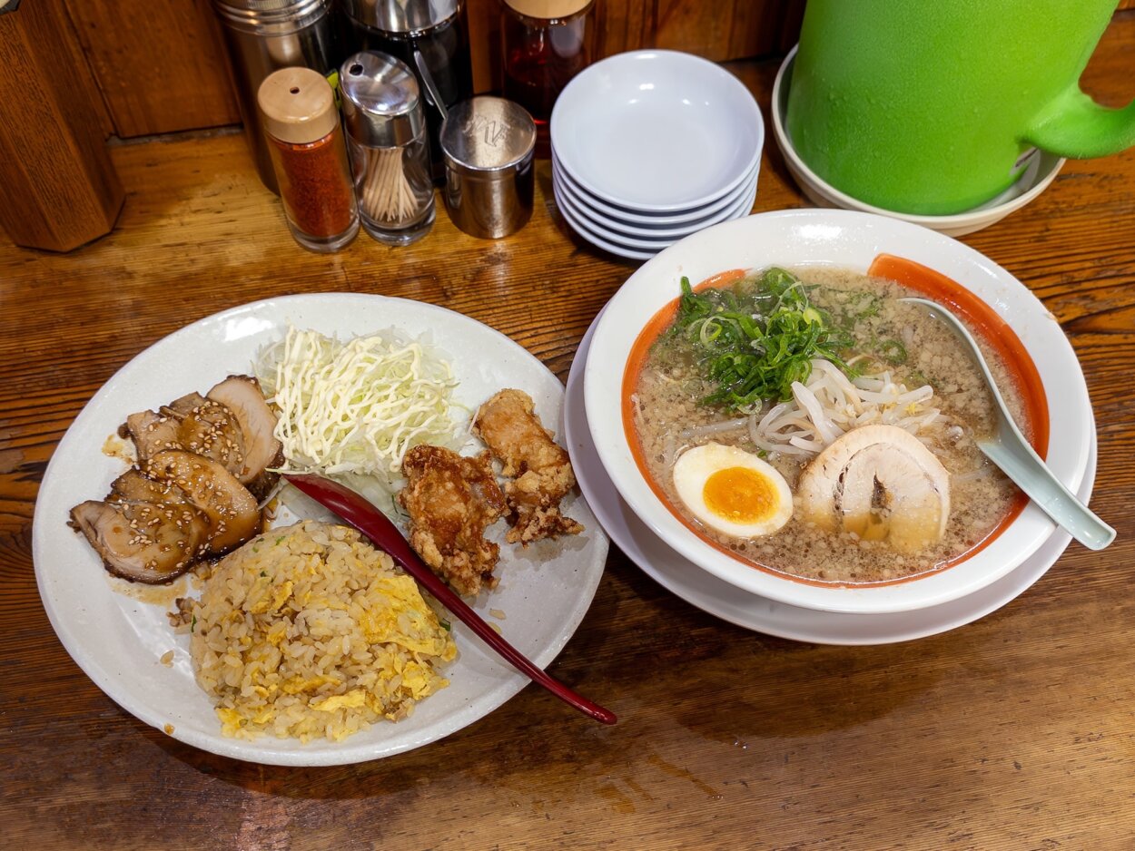 「格別ラーメン」（792円）と「格別セット」（605円）。計1397円で豪華なセットになる