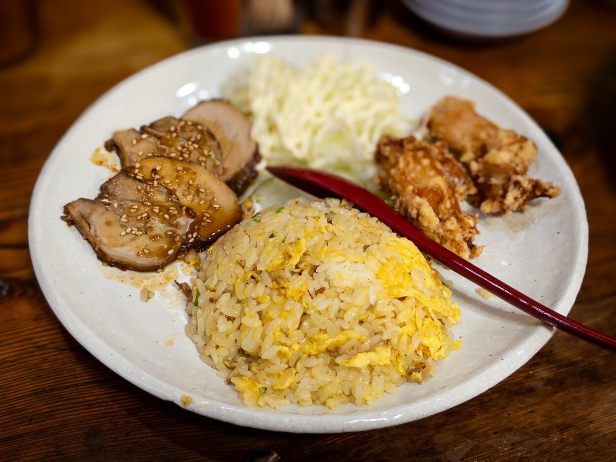 「格別セット」。千切りキャベツも箸休めになる。唐揚げと一緒に食べてもおいしい