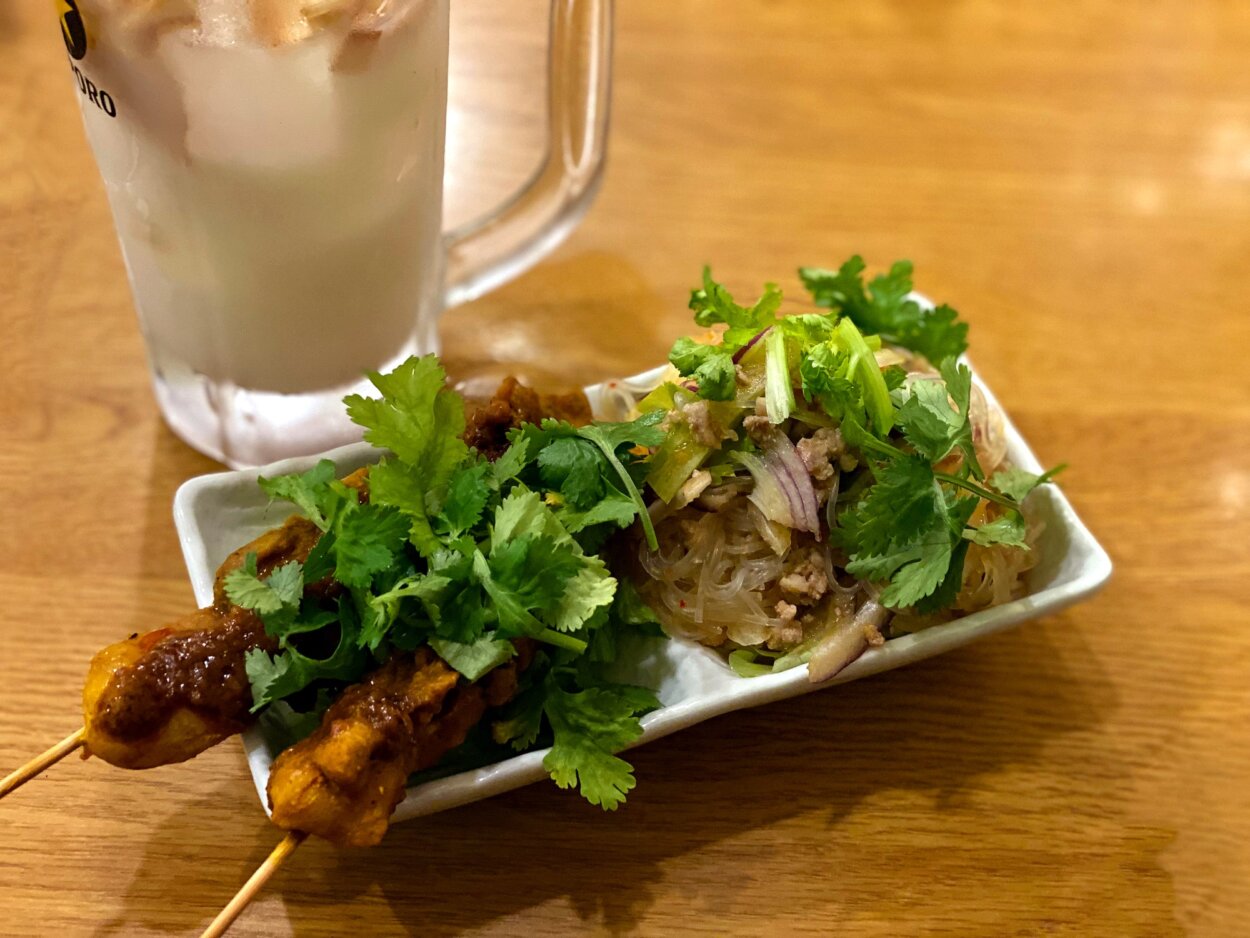「お得セット」（1400円）。つまみは「ヤムウンセン」と、鳥もも串焼きの「ガイサテ」をチョイス