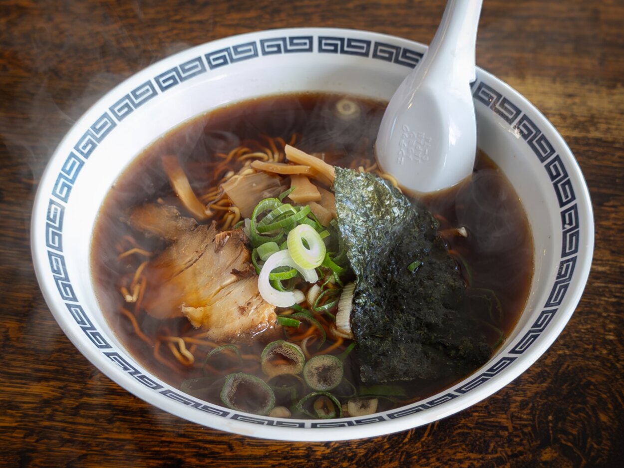 「ラーメン」。「常滑ブラック」と呼ばれる通り、スープは真っ黒