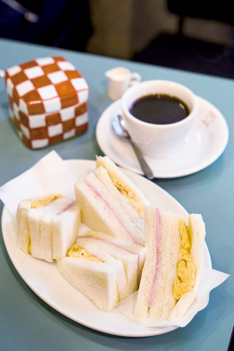 100年近い歴史、浅草のモダンな喫茶店 焼きたて玉子焼きのミックスサンドが素直においしい | グルメ情報誌「おとなの週末Web」