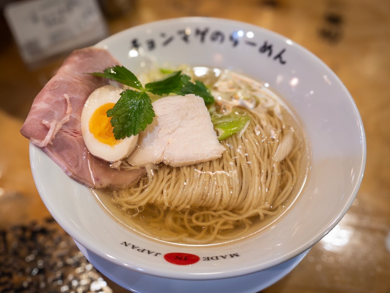 整えられた麺線と具材の彩りが美しい塩味の「らーめん零（ぜろ）」（820円）