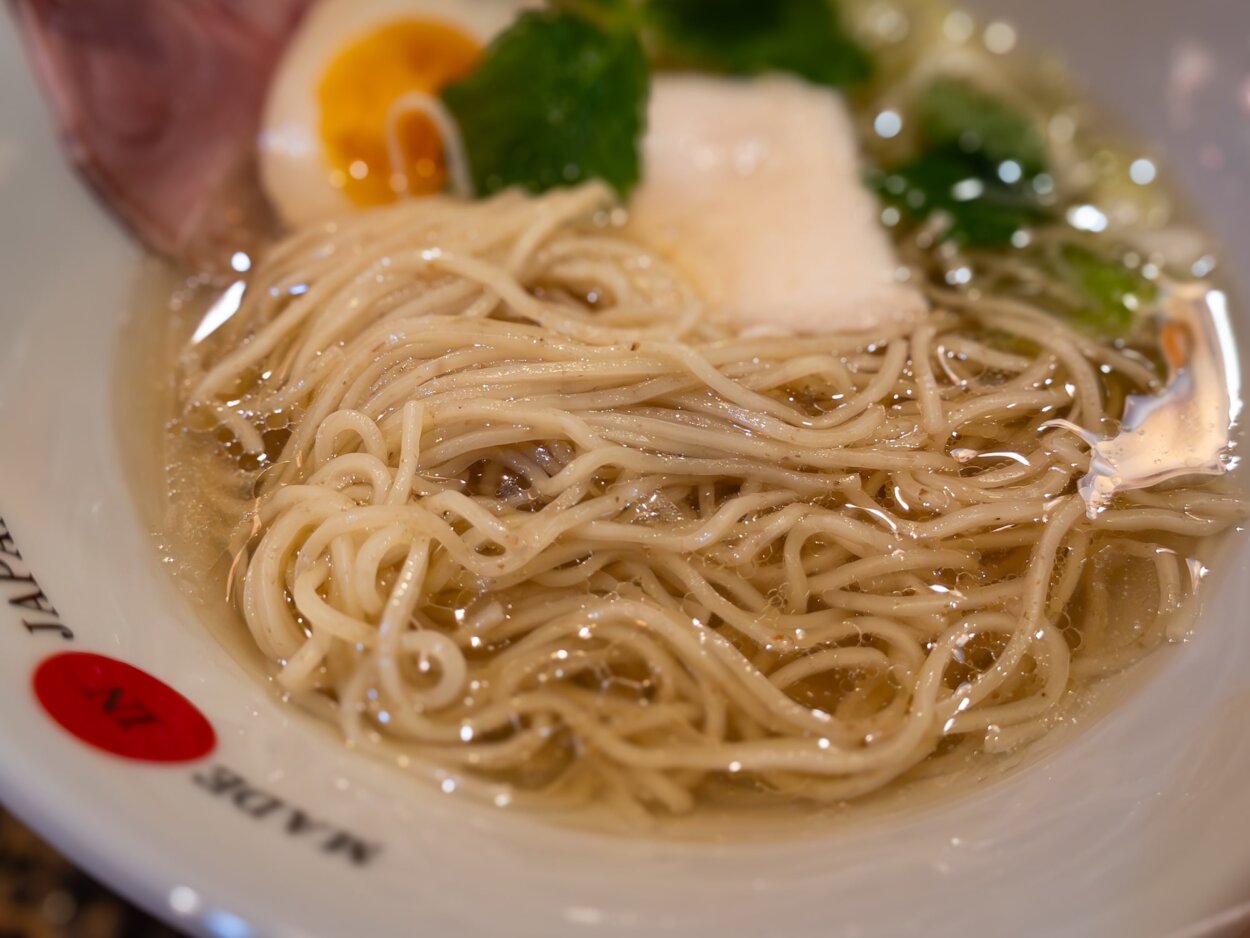 和風出汁の効いたスープに小麦香る細麺がよく合う。味変用に柚子七味も用意している