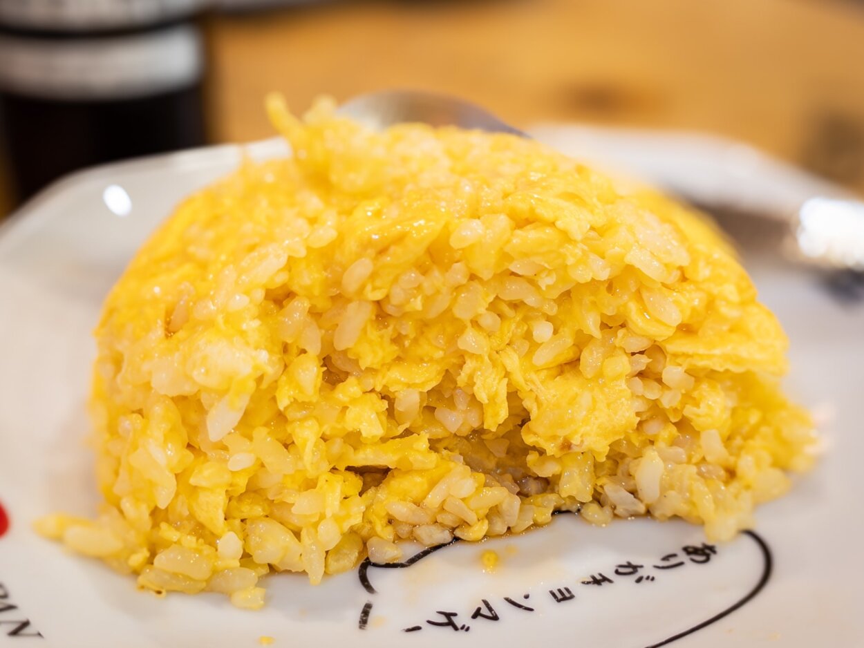 「玉子焼きめし」の断面。玉子の量がハンパない