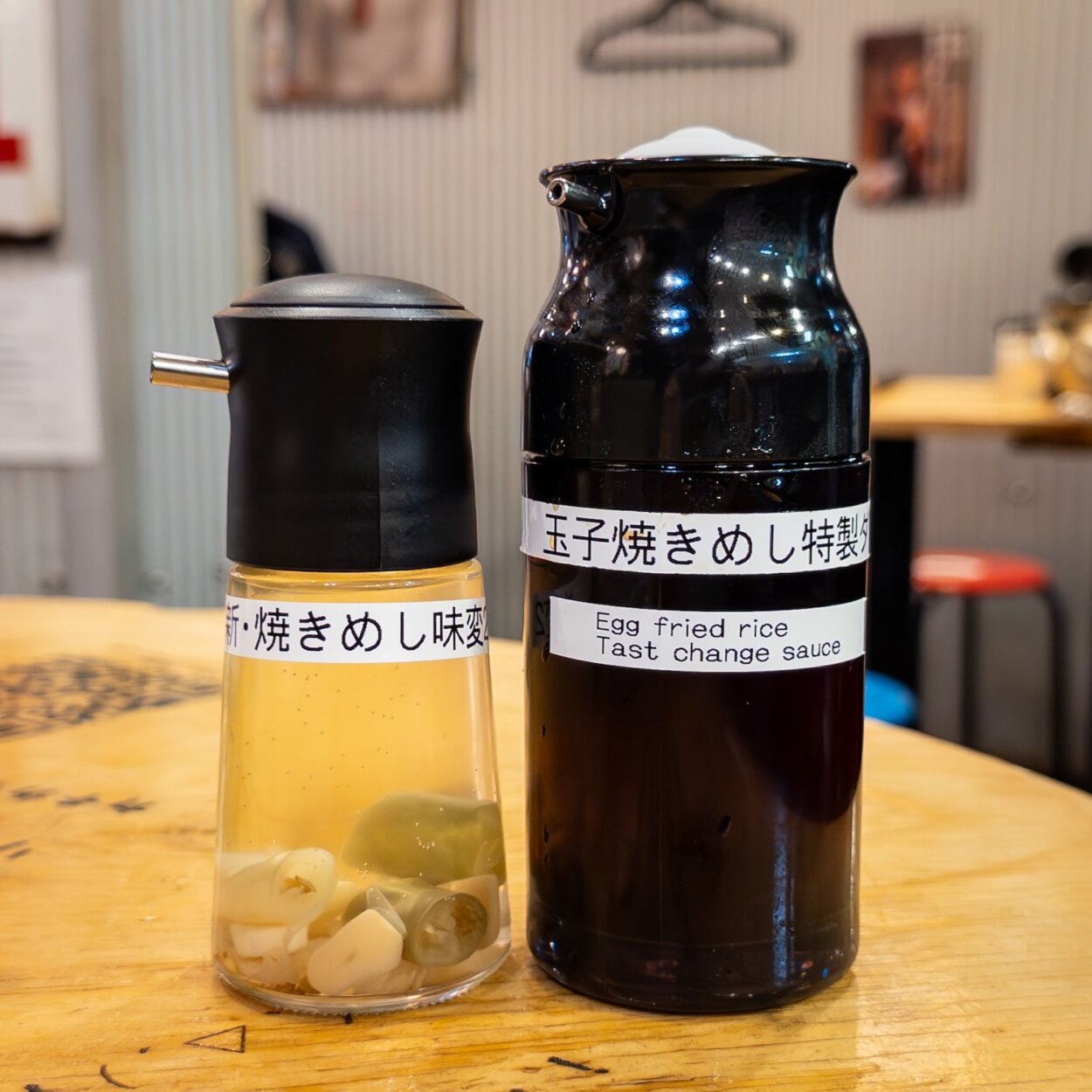 卓上の醤油系（右）と酢系（左）の調味料。これらはお好みで