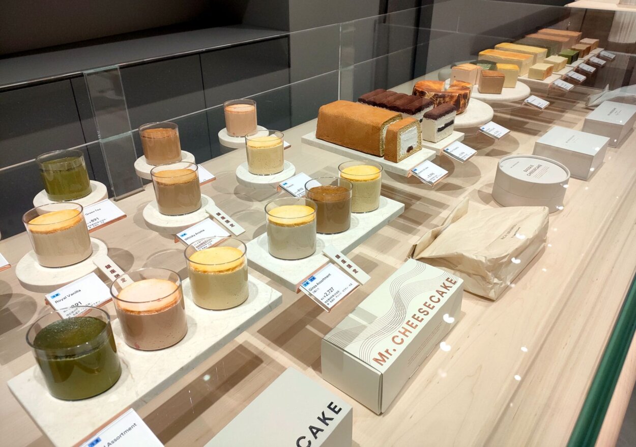 「Mr.  CHEESECAKE Petit Royal Vanilla」891円（S／奥左）
「Mr.  CHEESECAKE Petit Whisky Aroma」891円（S／奥中央）