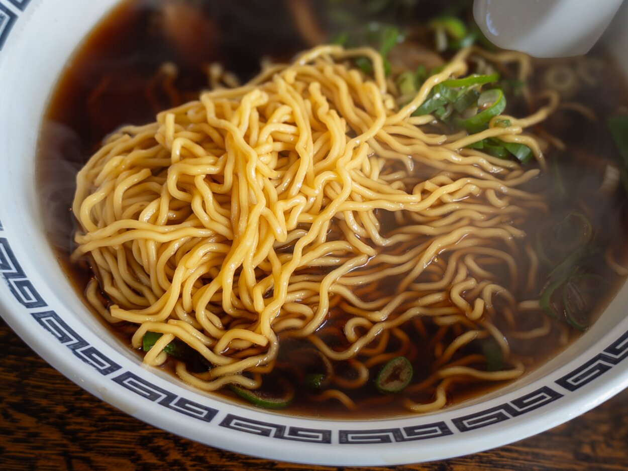 やや縮れのある細麺がスープによく絡む