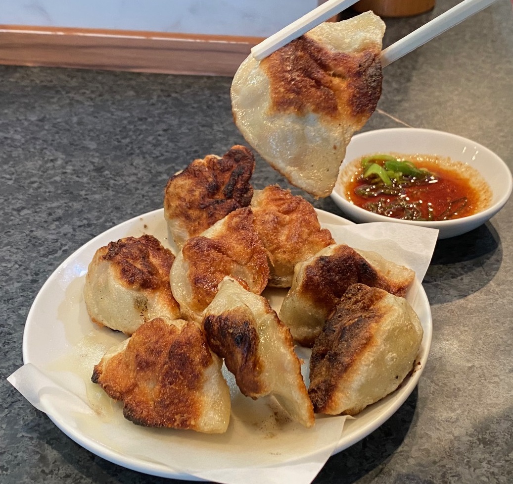 カリカリで肉汁がじゅわっ! 調味料「沙茶醤」(サーチャージャン)を酢と醤油で割り、青ネギを加えた『餃子の店 您好』 特製の付けダレが絶品!! 『 餃子の店 您好(ニーハオ)』:東京都渋谷区西原2-27-4 升本ビル2F