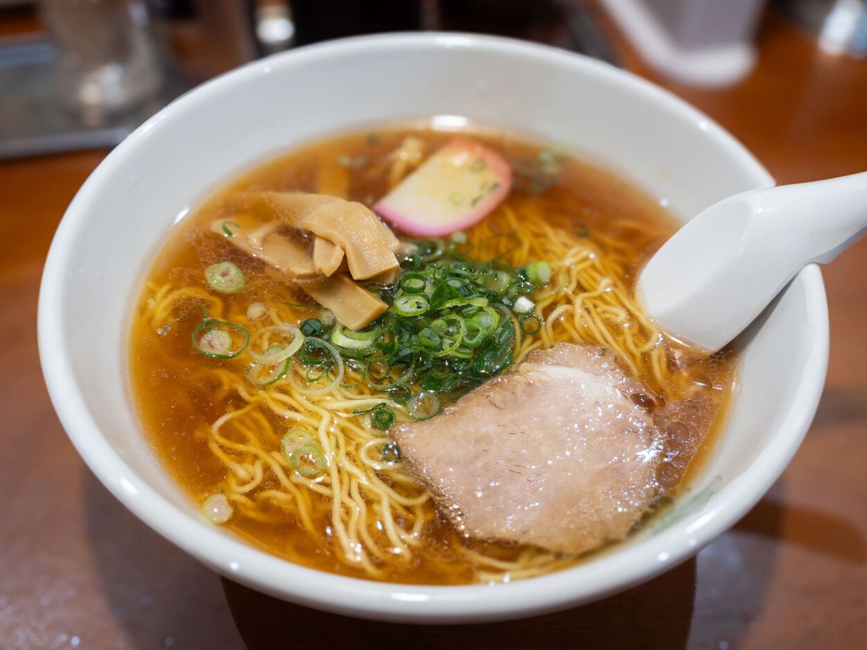 「ラーメン」（800円）。店のこだわりが詰まった1杯だ