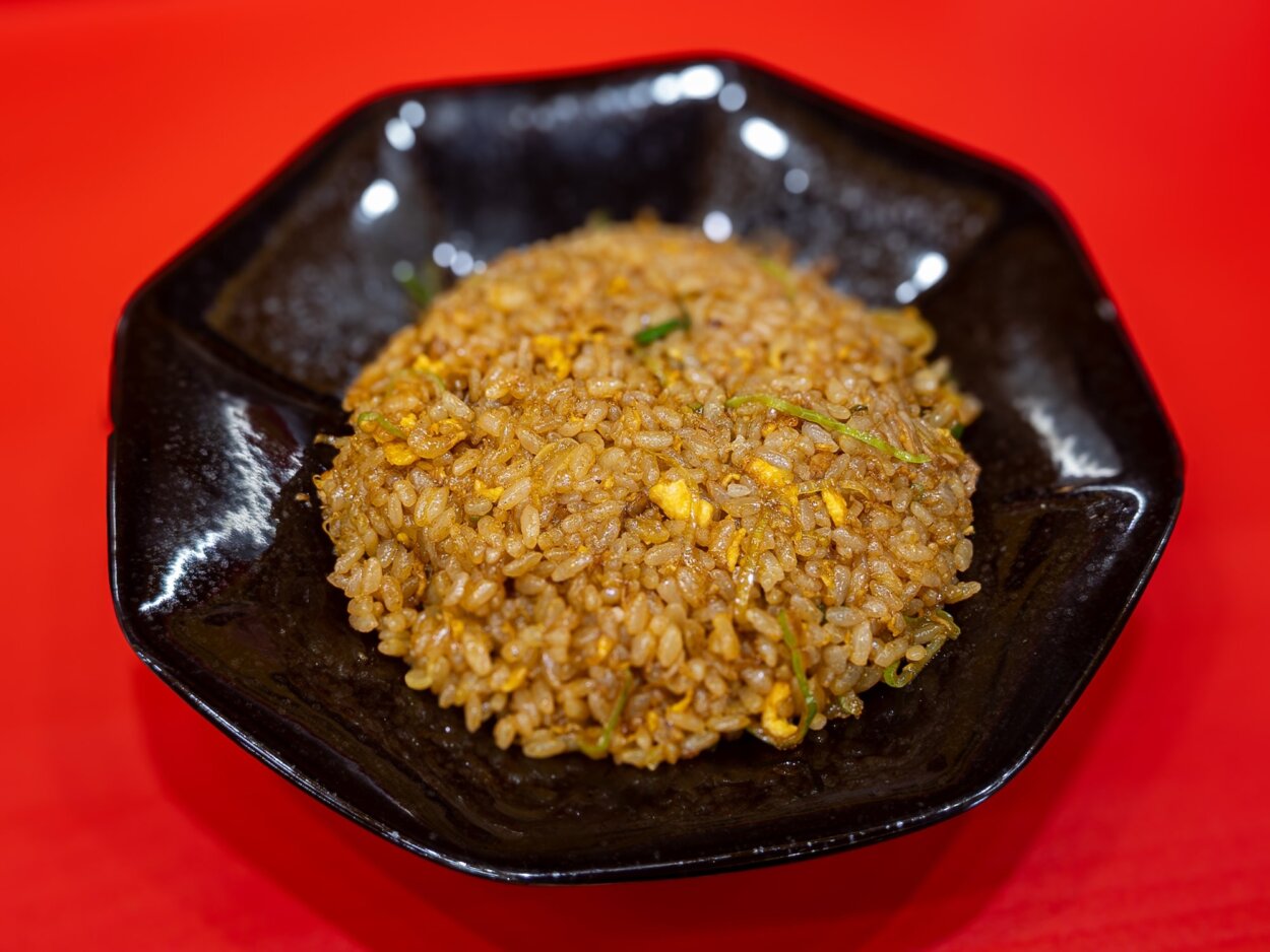 「ブラック半チャーハン」（380円※麺類とのセットは250円）