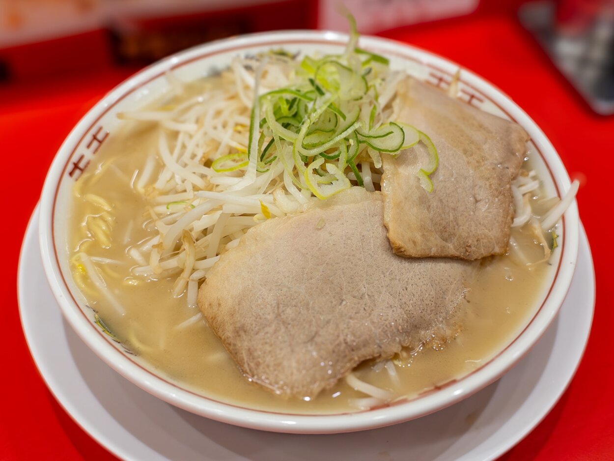 「特製ラーメン 野菜マシマシ ニンニク・背脂なし」（850円）。今のご時世、このボリュームでこの値段はうれしい限り