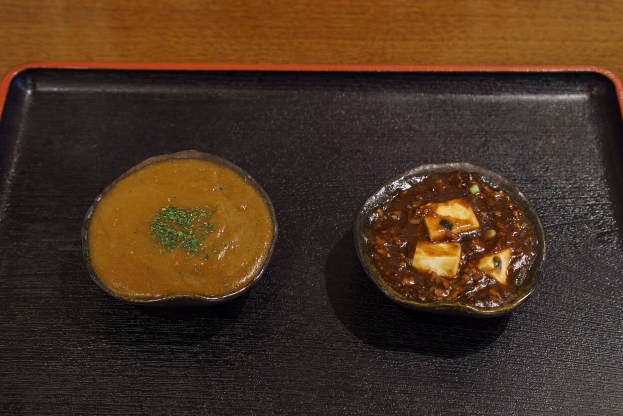 （左）「ちょいカレー」、（右）「ちょい麻婆」（各100円）