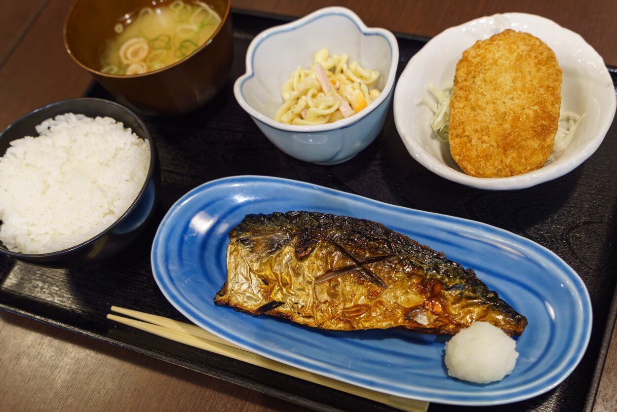 ある日の日替わりランチ。左上から味噌汁、スパサラ、コロッケ、鯖の塩焼き、ごはん