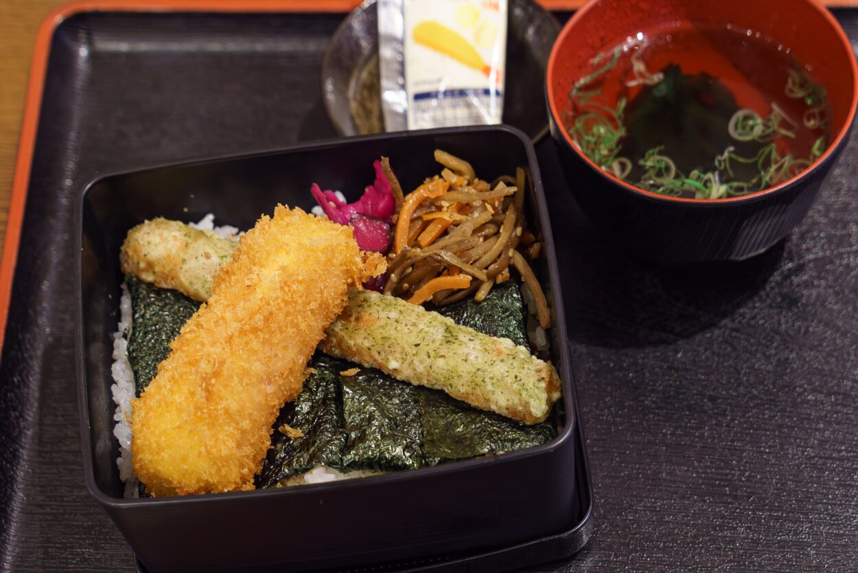 「のり弁定食」（550円）。手前の揚げ物がハムカツ