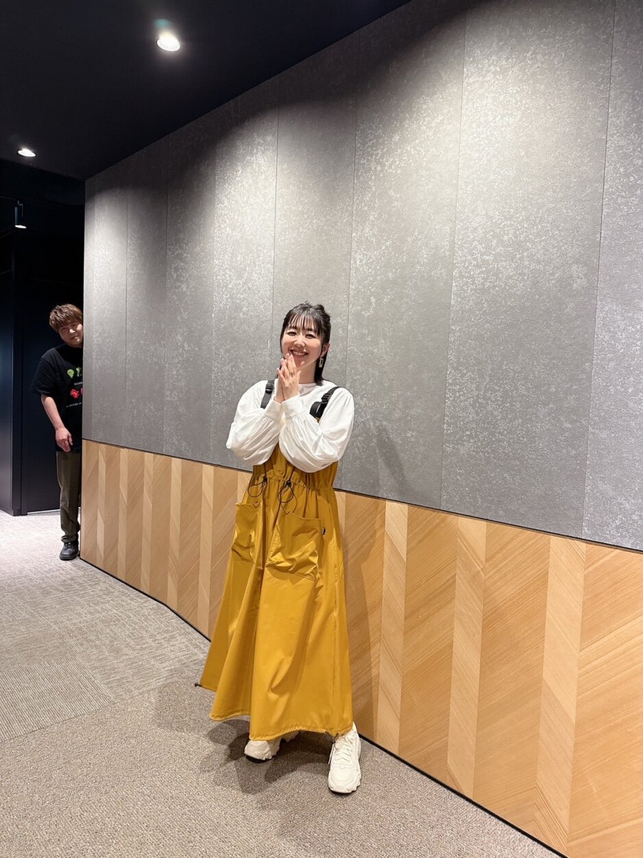 後ろに写っているのは！？