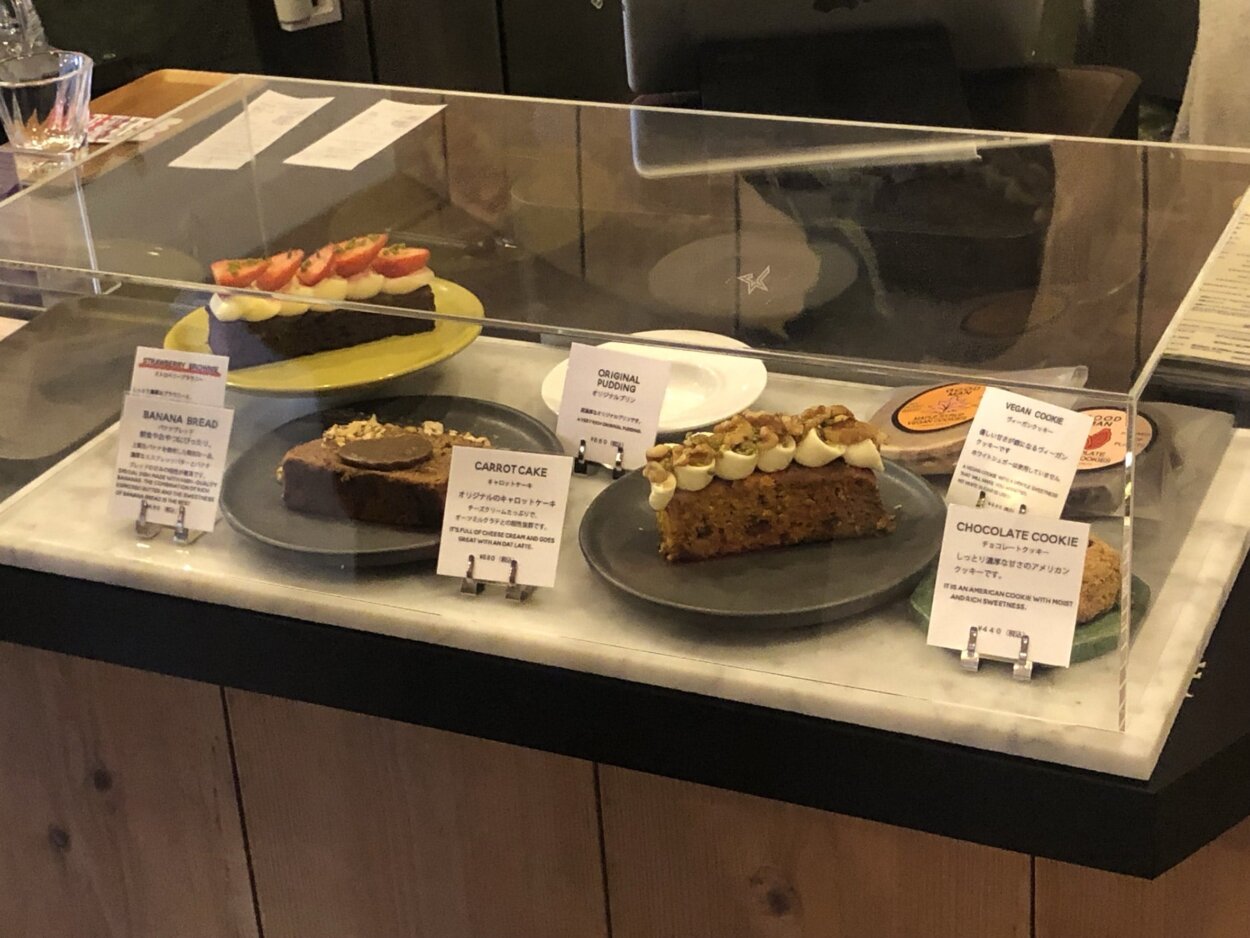 ショーケースに並ぶスイーツ。手前にあるのが「キャロットケーキ」