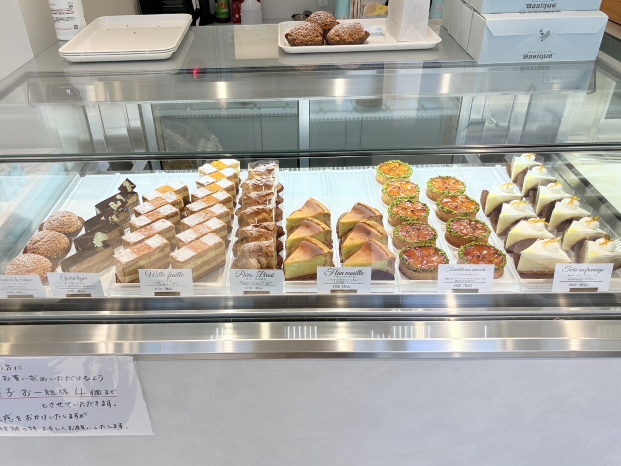 様々なケーキが並ぶ