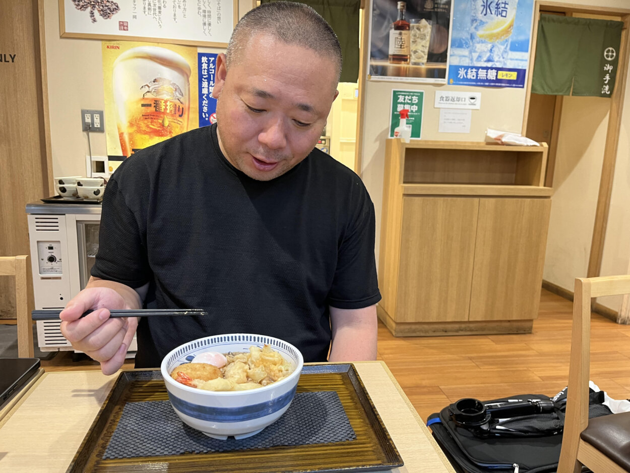 本家オールスターを前に悩む全さば連公式フォトグラファー兼決壊フォトグラファー木村くん。結局、さばコロッケはラスト、温玉とともにでした