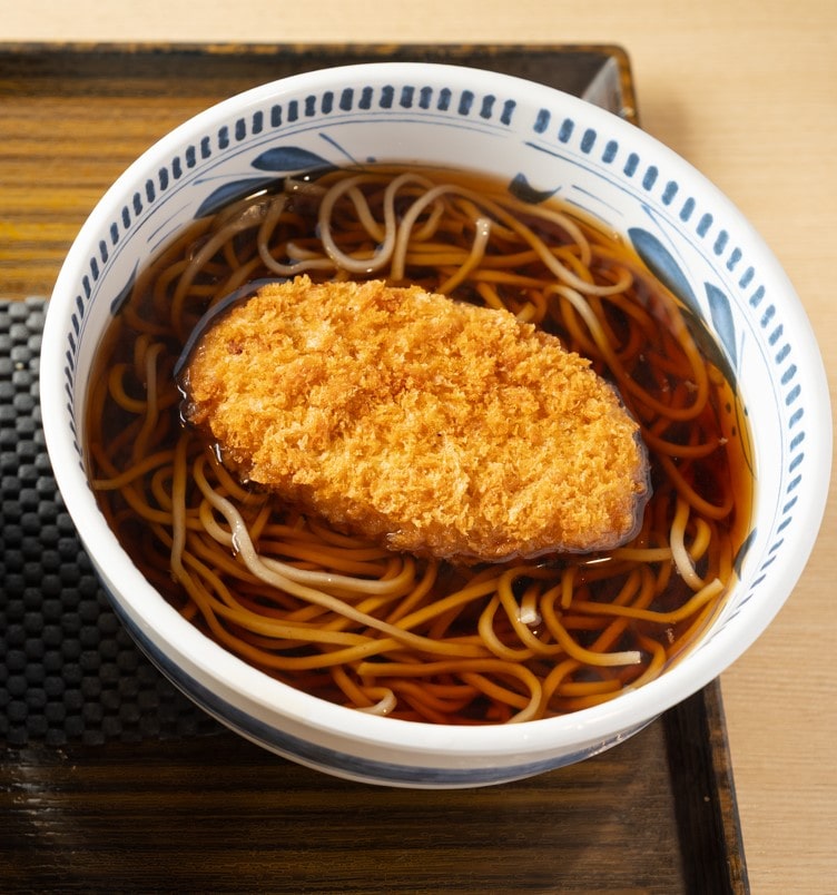 コロッケそば。立ちそばでは根強いファンをもつ