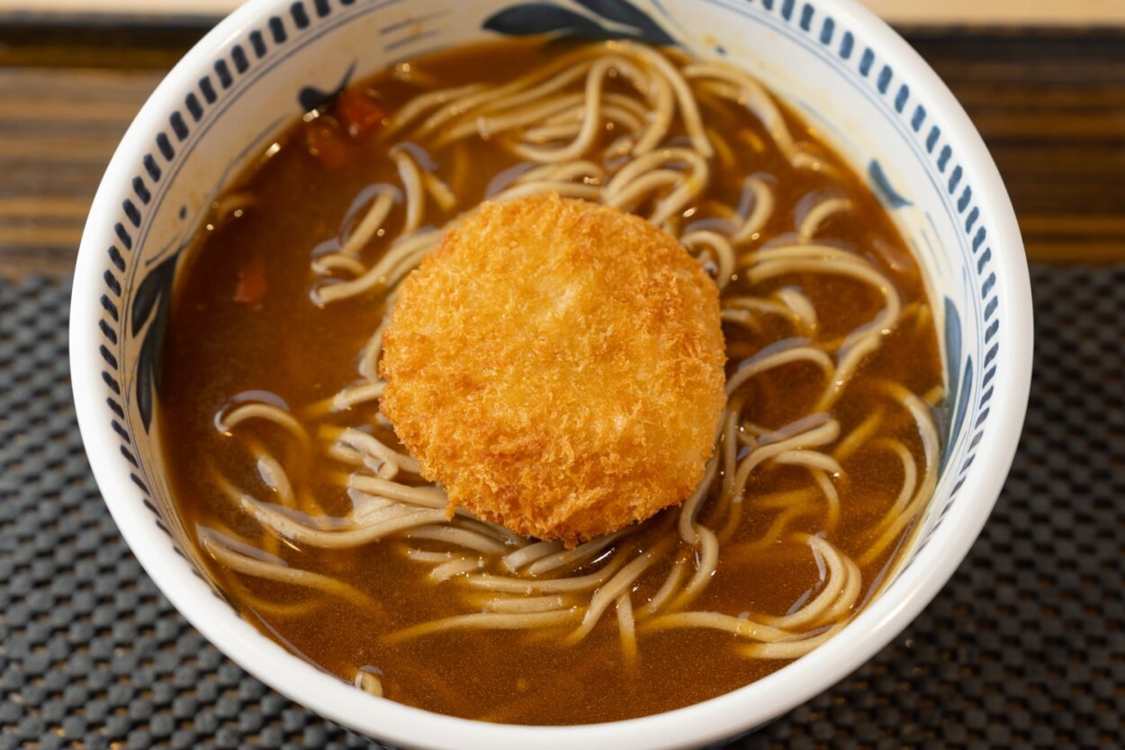 カレーそば（660円）オンさばコロッケ。カレーライスでもぜひお楽しみを