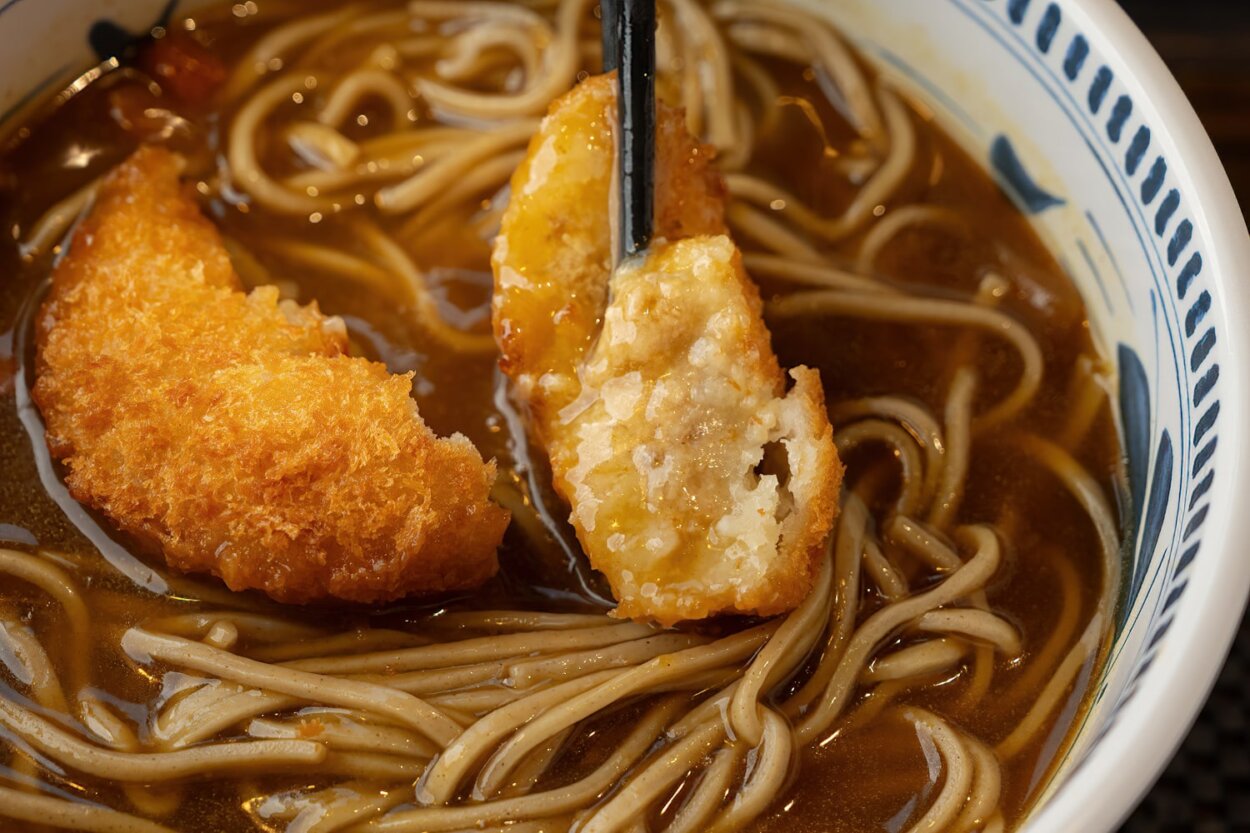 カレーツユがからまったさばコロッケにもうっとり