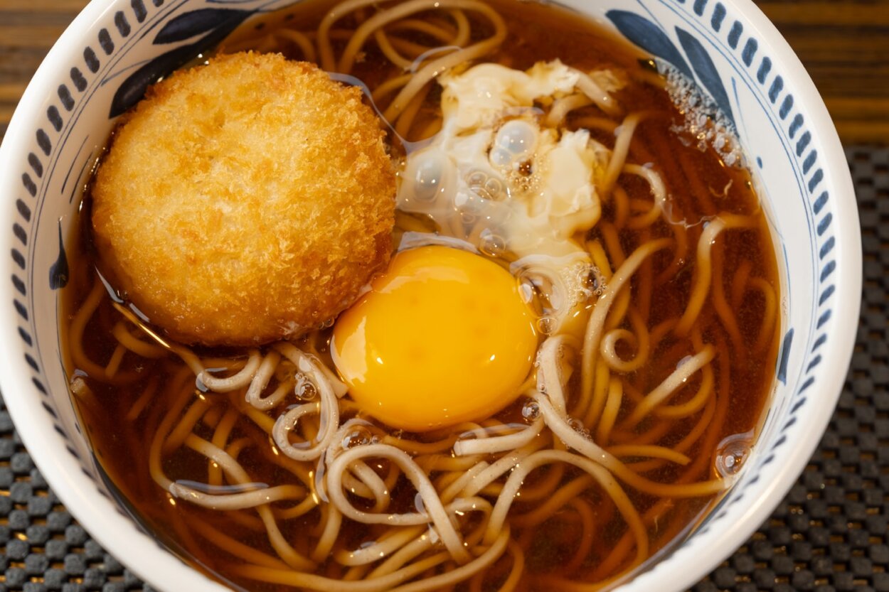 たまご（70円）に寄り添うコロッケ。なんだかかわいい