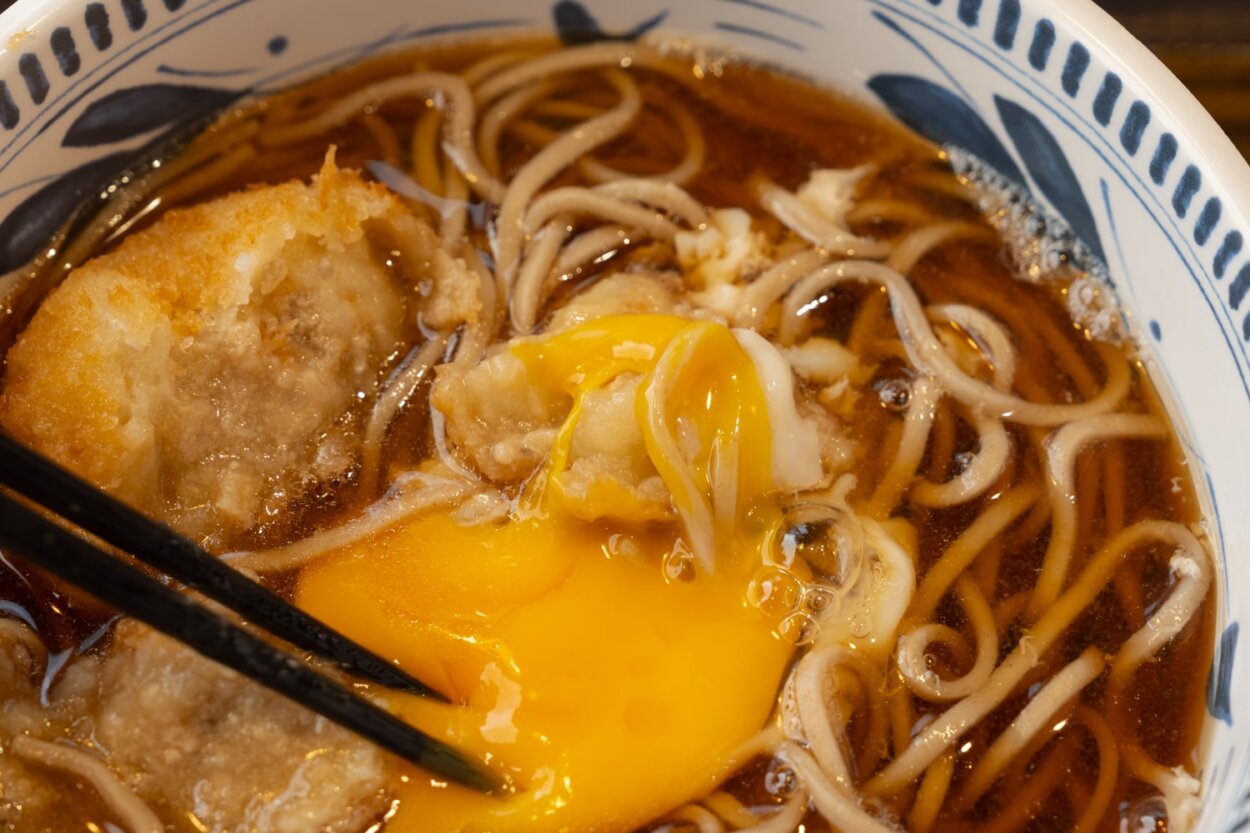 黄身を、さばコロッケにうまーくからめてください