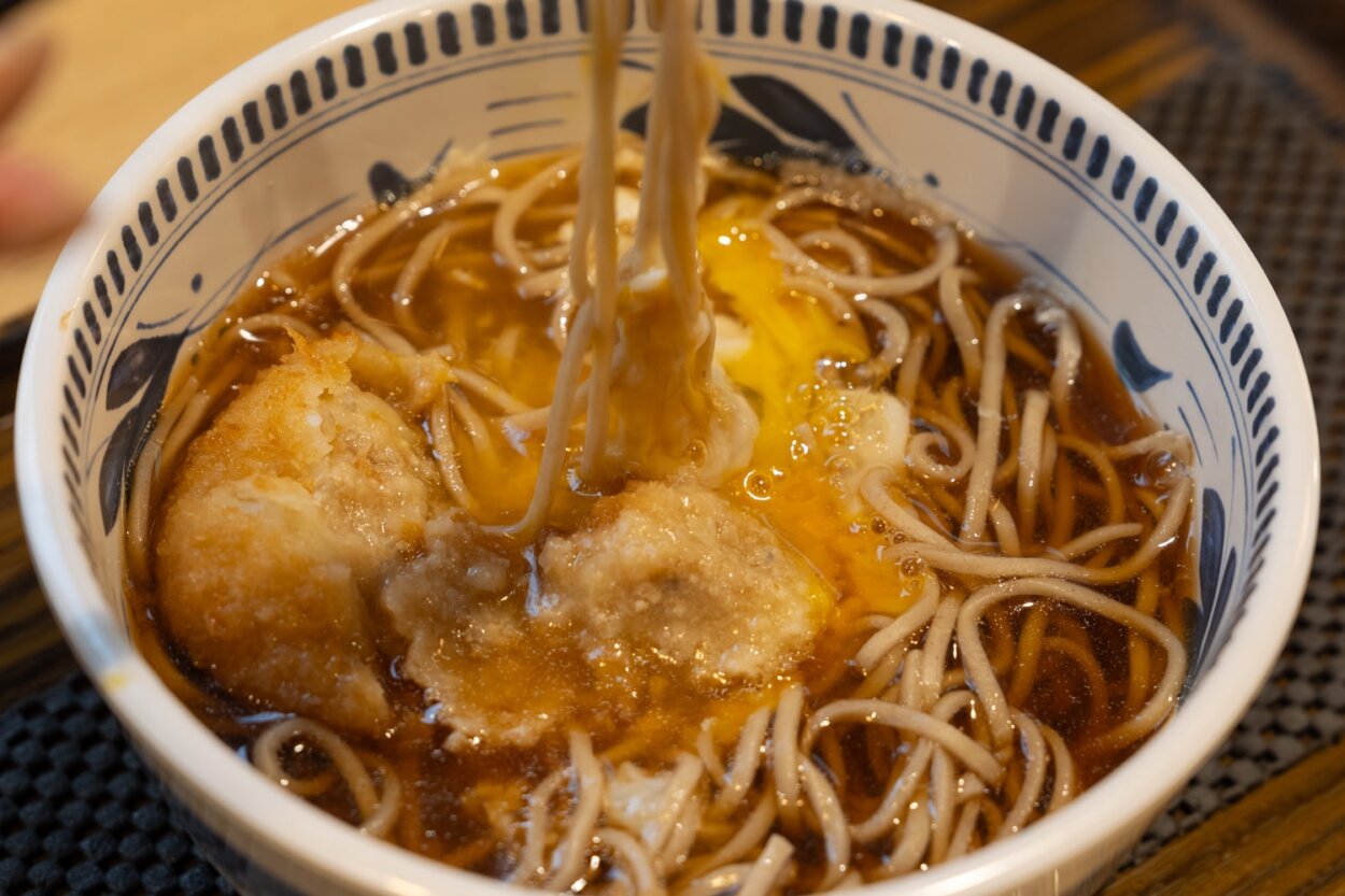 たまごをからめると、サバの旨みがたっておいしい