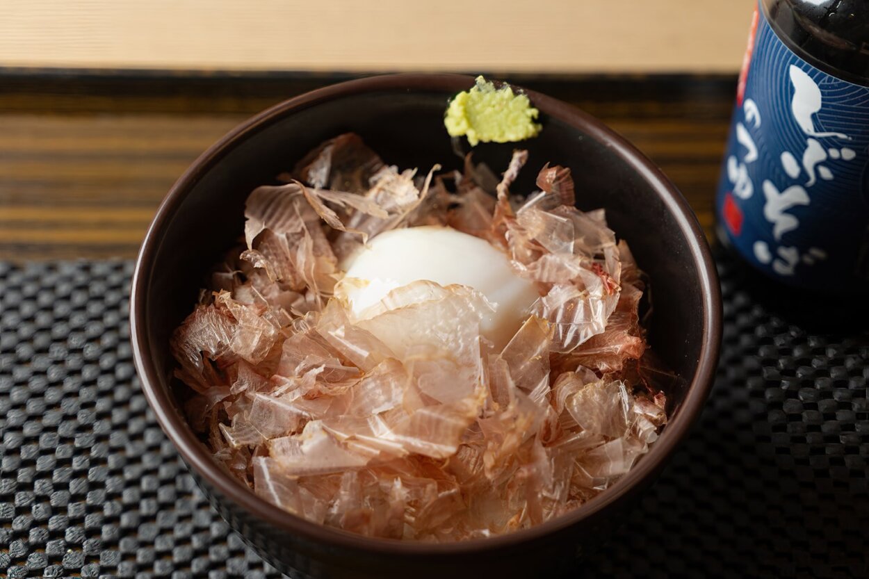 本家しぶそば限定メニューとして「究極おかか飯」（270円）も。ごはんに香り高いおかかと温玉をオン。ちなみにおかかは、ツユに使っているカツオ節使用。旨い！