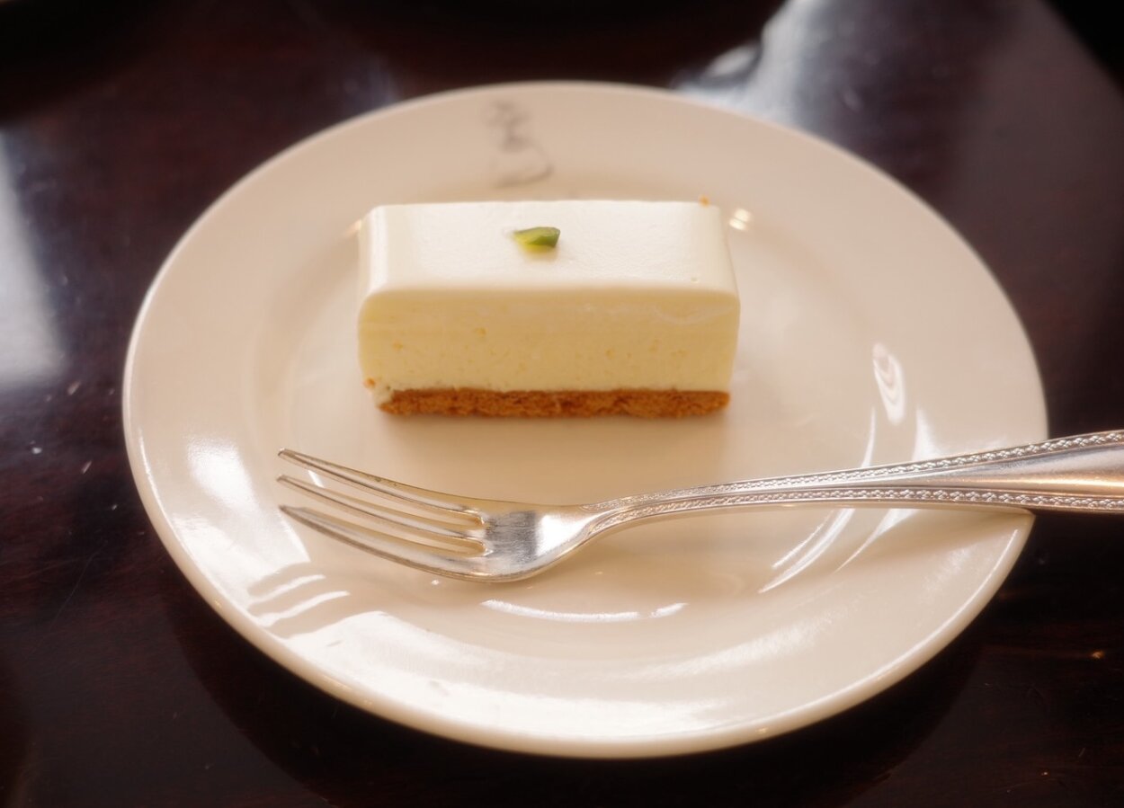 「レアチーズケーキ」（320円）