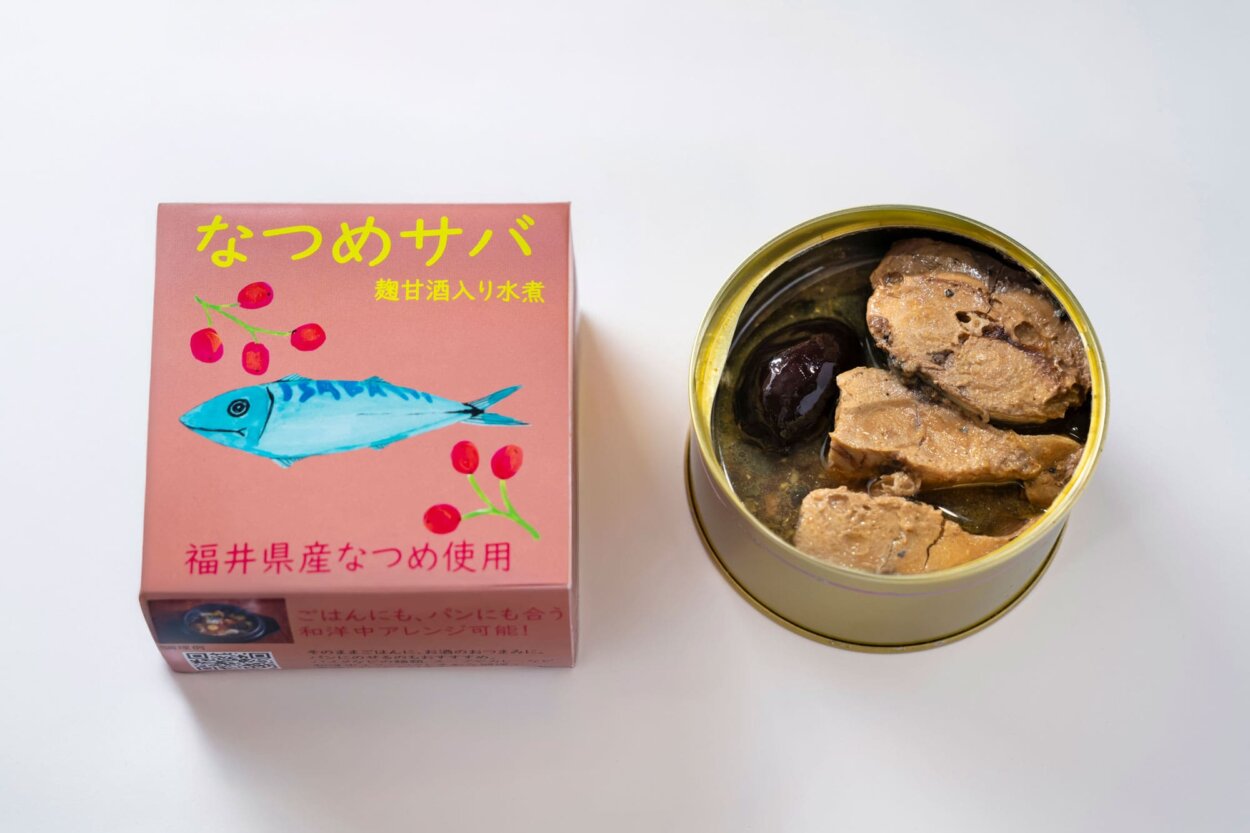 「なつめサバ麹甘酒水煮入り」。なつめがまるごと、ゴロンと入っております