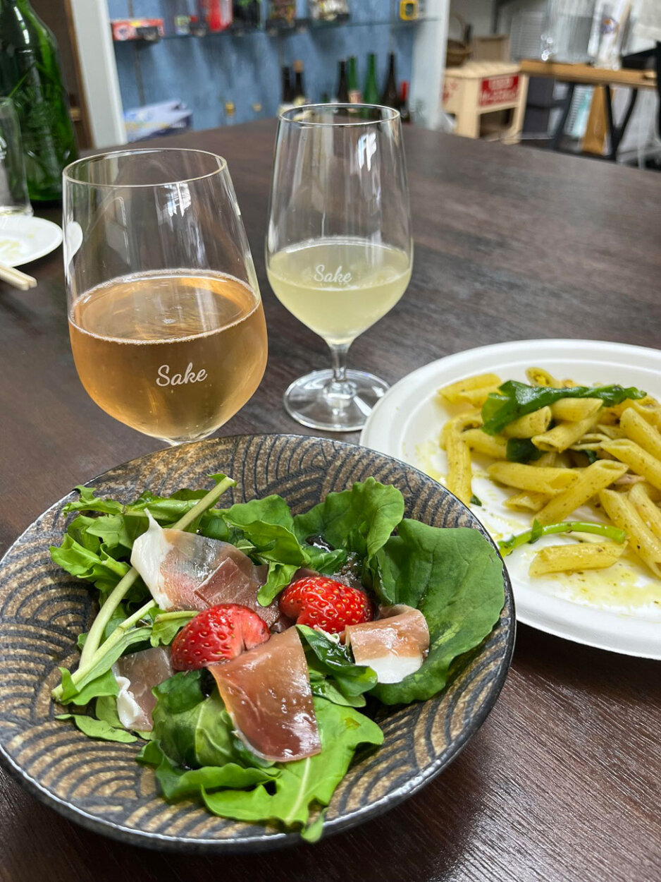 「いちごとルッコラと生ハムのサラダ」「フキとひき肉のペンネ」とロゼワイン、白ワイン