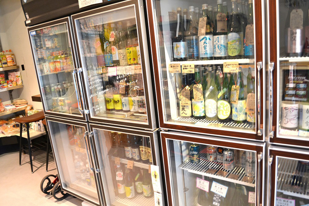 日本各地の銘酒からワイン、シェリーまで幅広く揃う