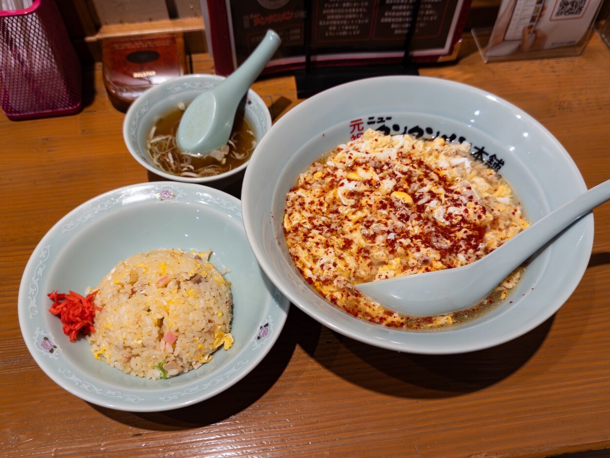 「ニュータンタンメン」と「半チャーハン」。平日のランチでは「半チャーハンセット」も提供している