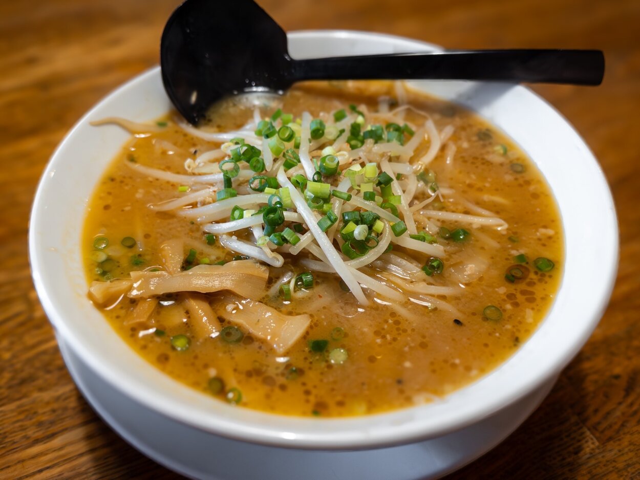「こて味噌ラーメン」。たっぷりのもやしとキャベツがのる