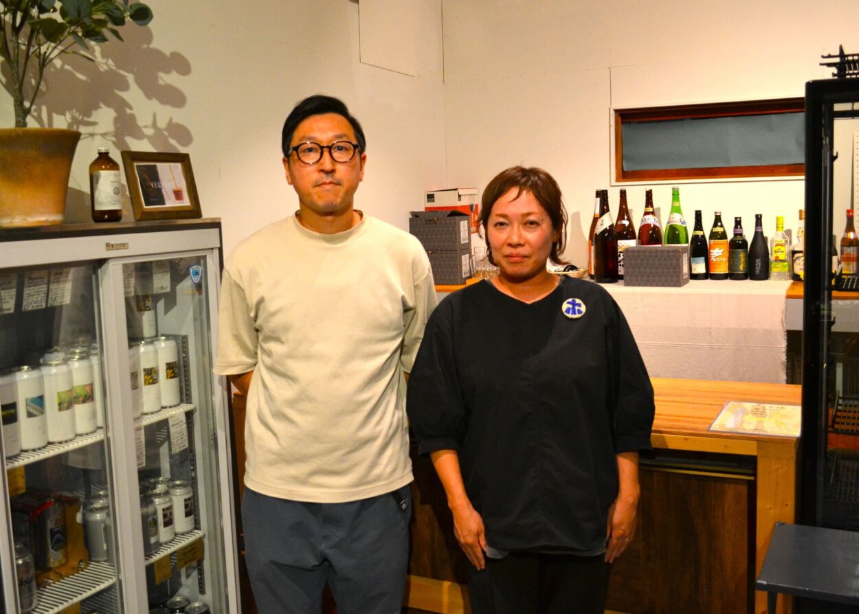 『ホウライヤ』の藤野貴司さん、千晶さんご夫妻。貴司さんは、角打ちに挑戦したいと家業を継ぐことに