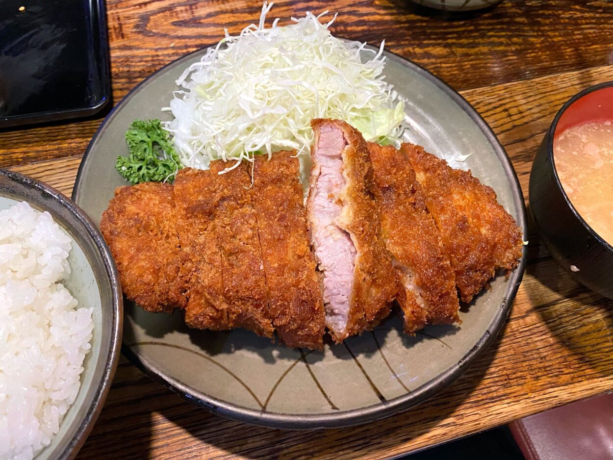 『豚珍館（とんちんかん）』の「とんかつ定食」（1230円）