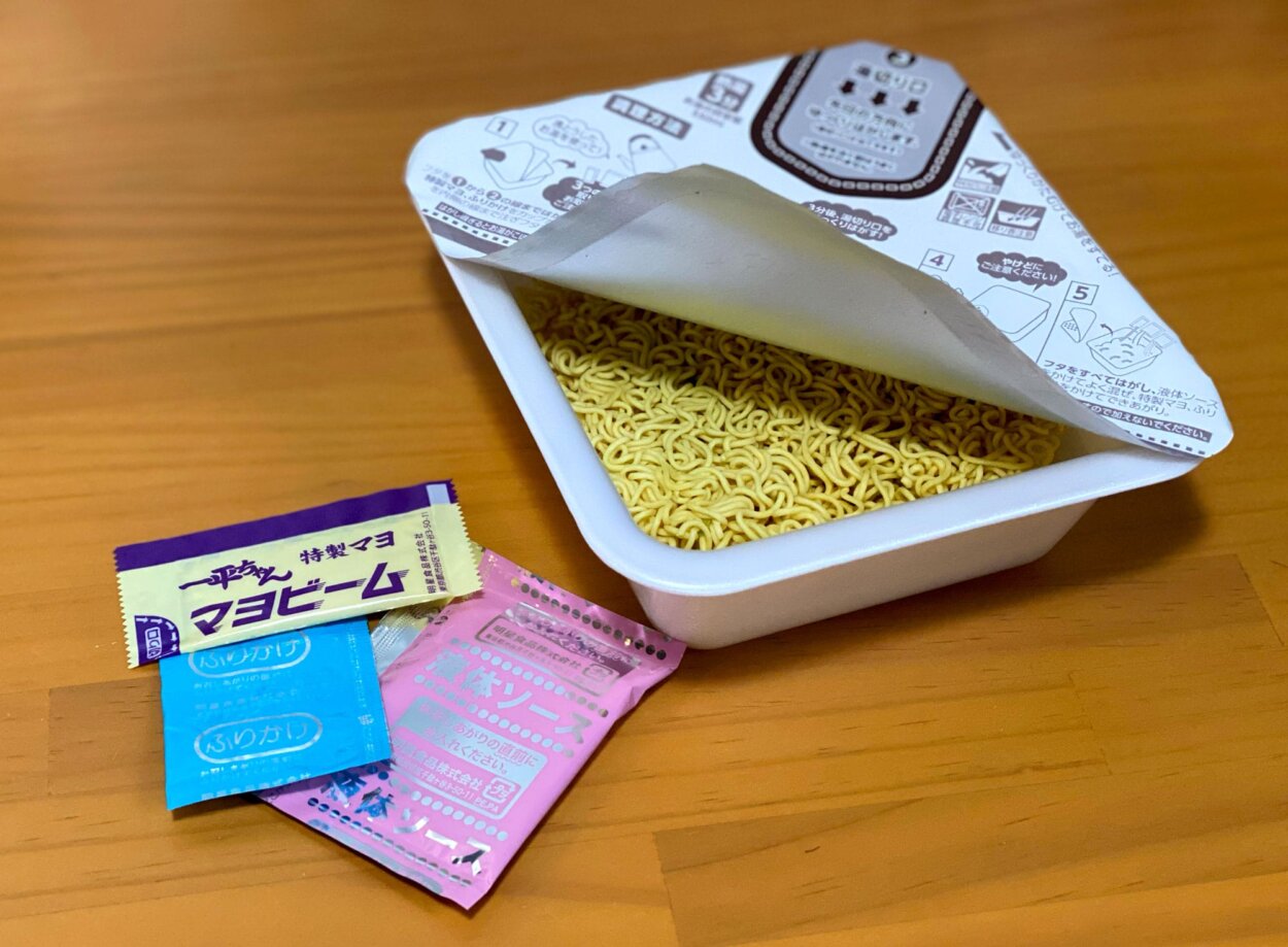 フタをはがすとおなじみの顔ぶれが