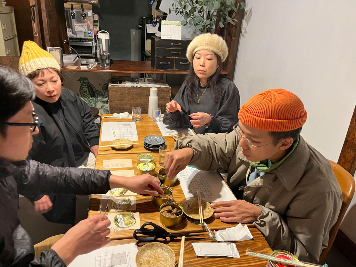 なつめサバ試食会。ホウライヤのおふたりと、青梅在住の強力助っ人として料理屋『暮らしの料理』主宰の名料理人・波平龍一さん、カフェ『宵ねこ會館』企画主宰・橋本真紀さんも参加