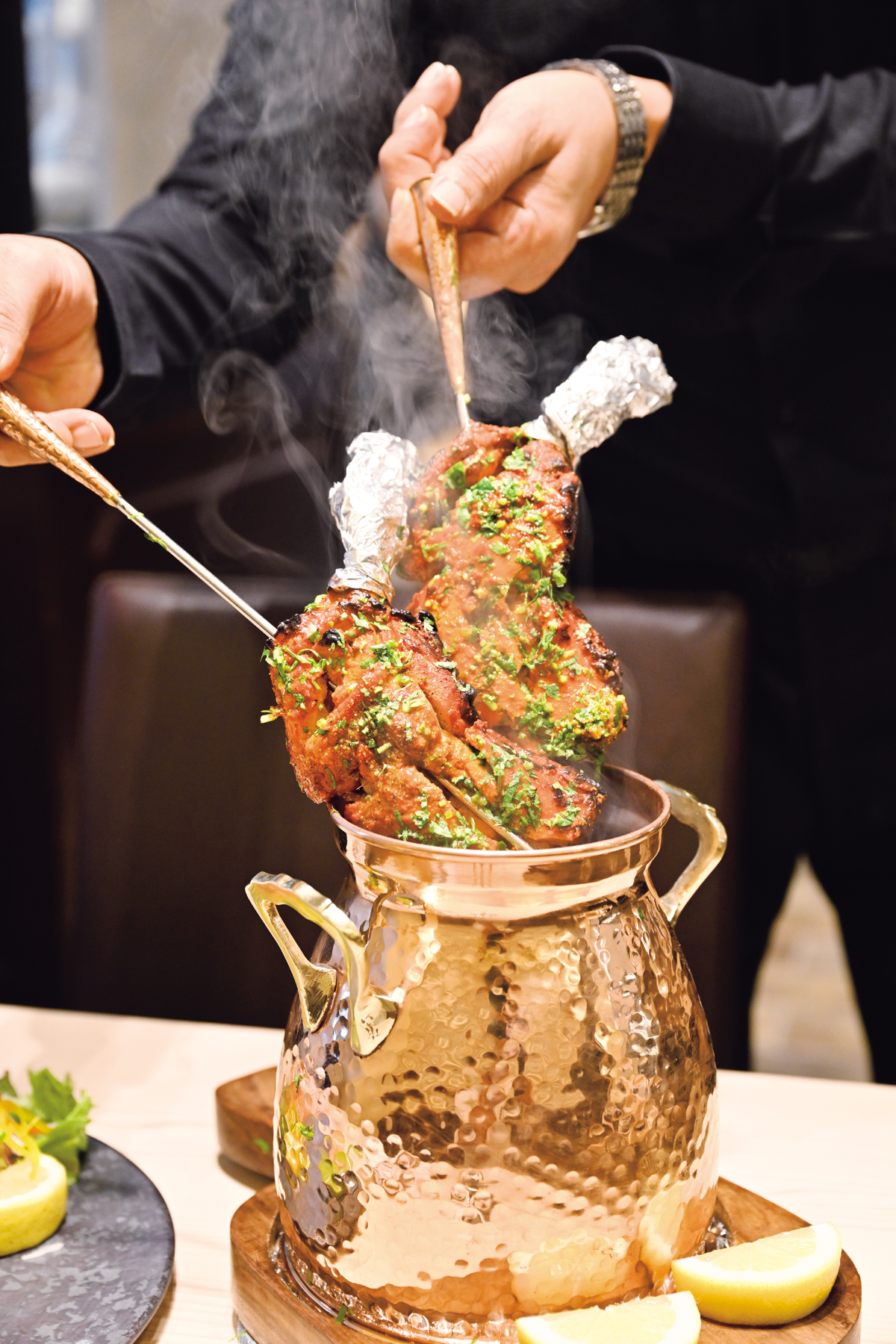 金色の壺から現れた、タンドリーチキンにびっくり 東西の実力派2店を