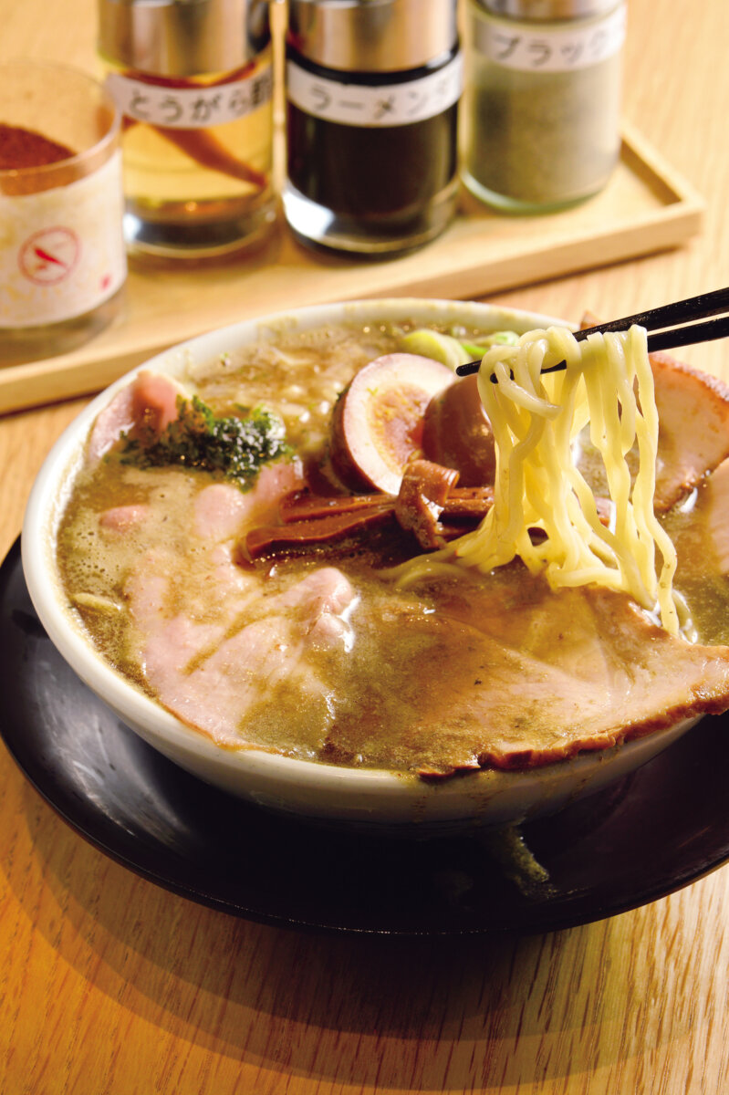 東京ラーメンストリートで話題の2軒を食べ比べ カップ麺即完売の「みそ
