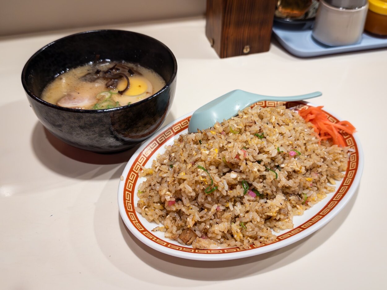 量においては「焼きめし」がメインだが、質は「ラーメン小」も同等。だからこそセットが成り立つのである