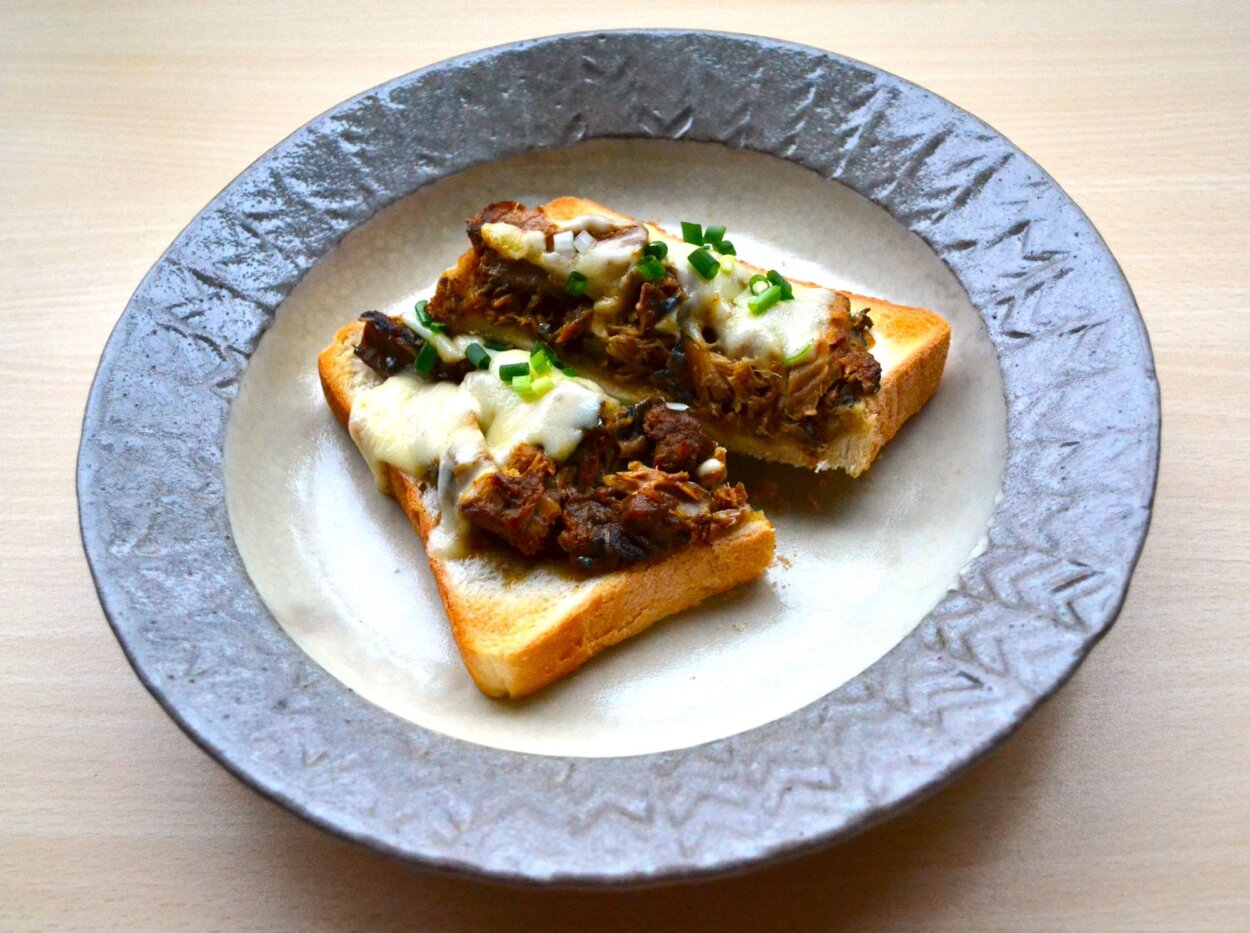 「さばカレートースト」。とろっとしたチーズとの相性はバッチリ