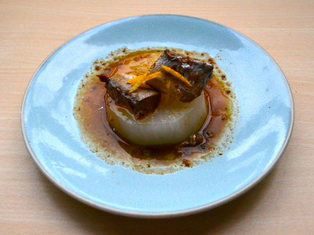 「ふろふき大根 柚子味噌さば添え」。ほろっと煮上がった大根にゆずの香りとサバの旨みがやさしく寄り添う