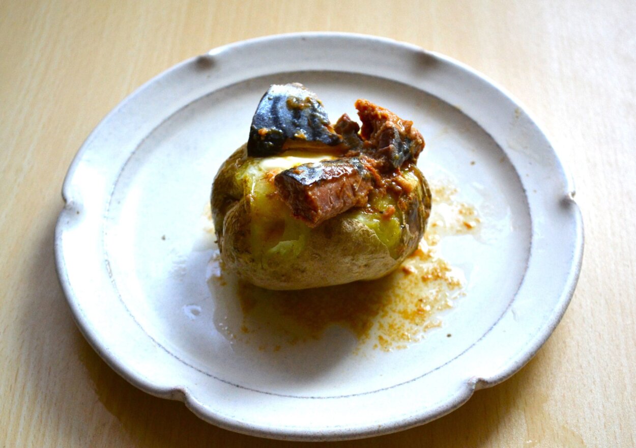 「サバ味噌じゃがバター」。ビールやハイボールに合いますー