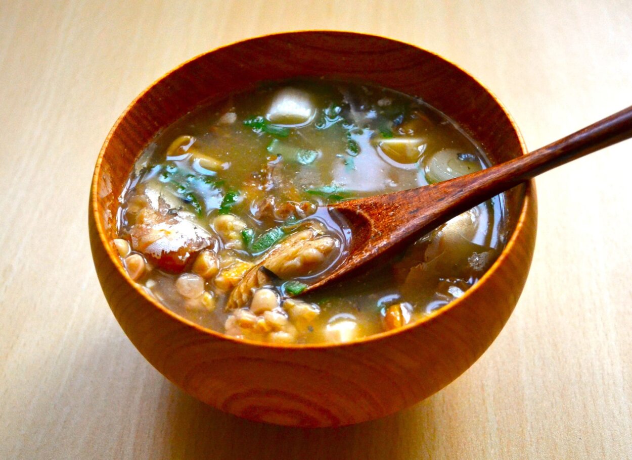 「サバ納豆汁」。ご飯に納豆＆鯖味噌煮　秋田味噌使用をオン、でも魅惑のおいしさ