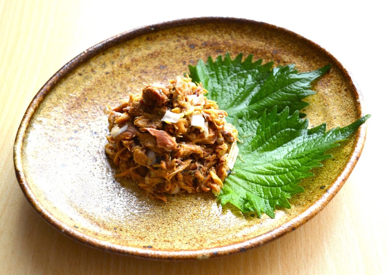 「鯖の生姜味噌煮なめろう風」。しょうがの食感がナイスアクセント