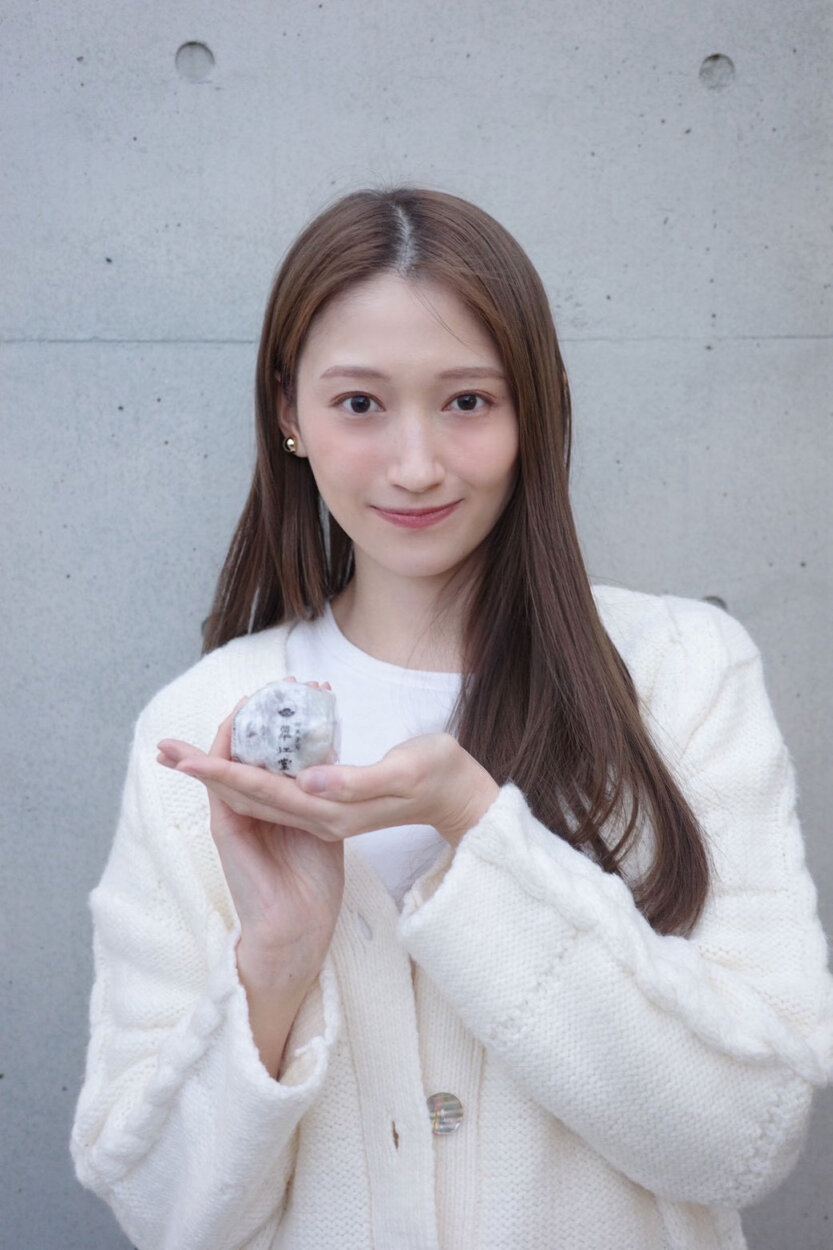 苺大福を手にニッコリ